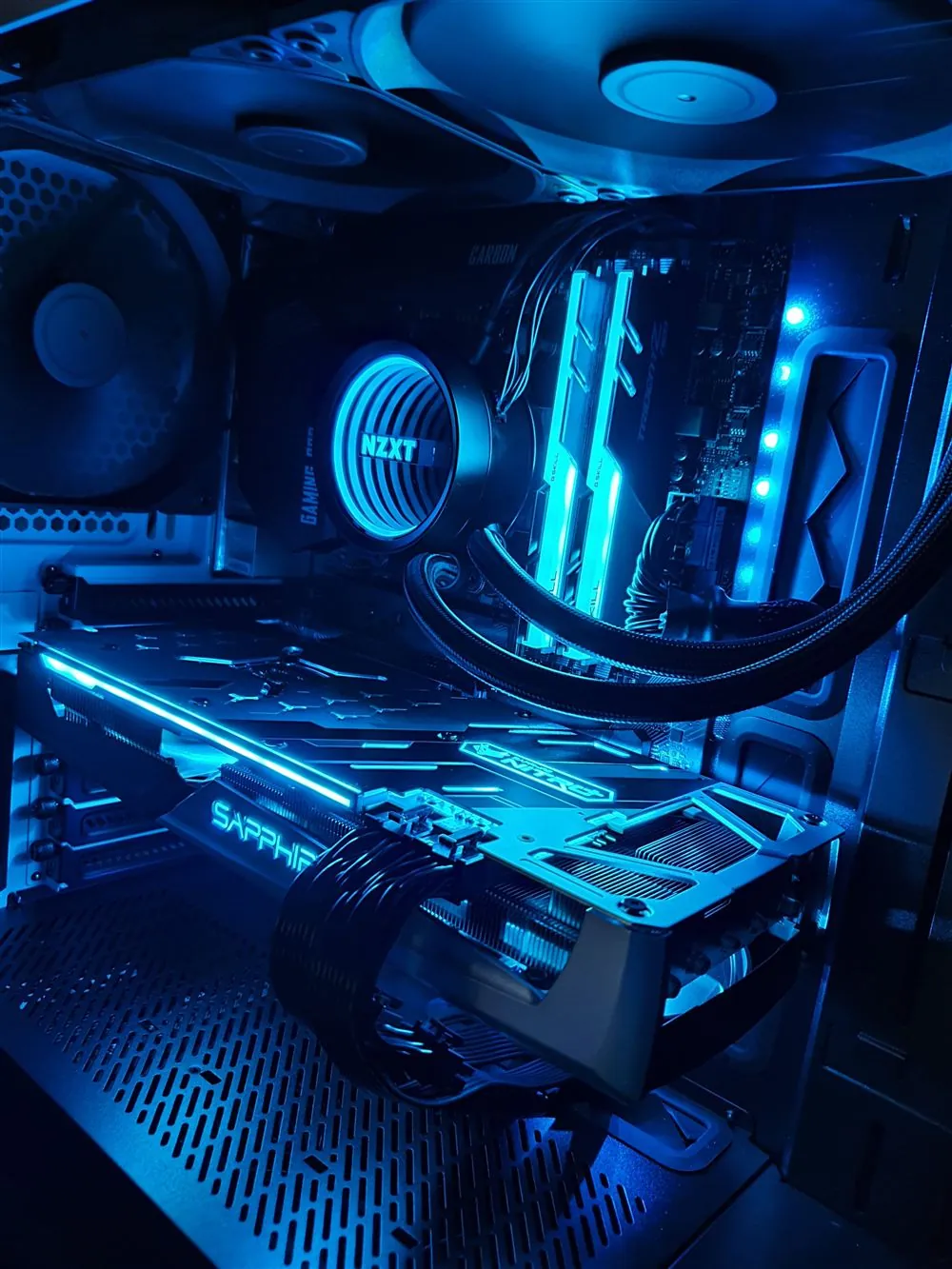 Zelfgebouwde gaming pc met blauwe verlichting